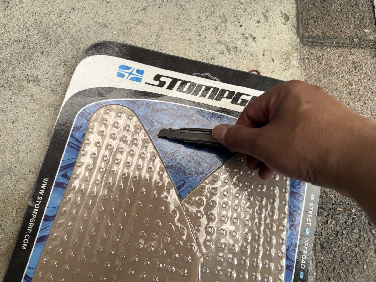 TerasDocument's tweet photo. 施工完了！綺麗に左右対称に貼れました！

やっぱSTOMPGRIPが1番グッと固定できるのでオススメです！特に専用品は良き良き！　#rn87j #mt09 https://t.co/67I1QoZlDd