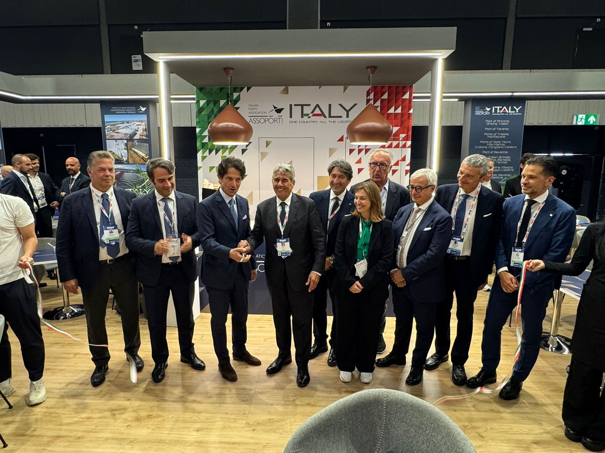 assoporti's tweet photo. 🗣️La portualità italiana protagonista al Breakbulk Europe 2026!
La presenza coordinata dei porti italiani testimonia il ruolo dell’Italia quale piattaforma logistica strategica nel Mediterraneo
.
#iportinonsifermano
#portsworkingtogether

Leggi tutto: https://t.co/pZglpe3Qvd https://t.co/JRPbY3aXgM