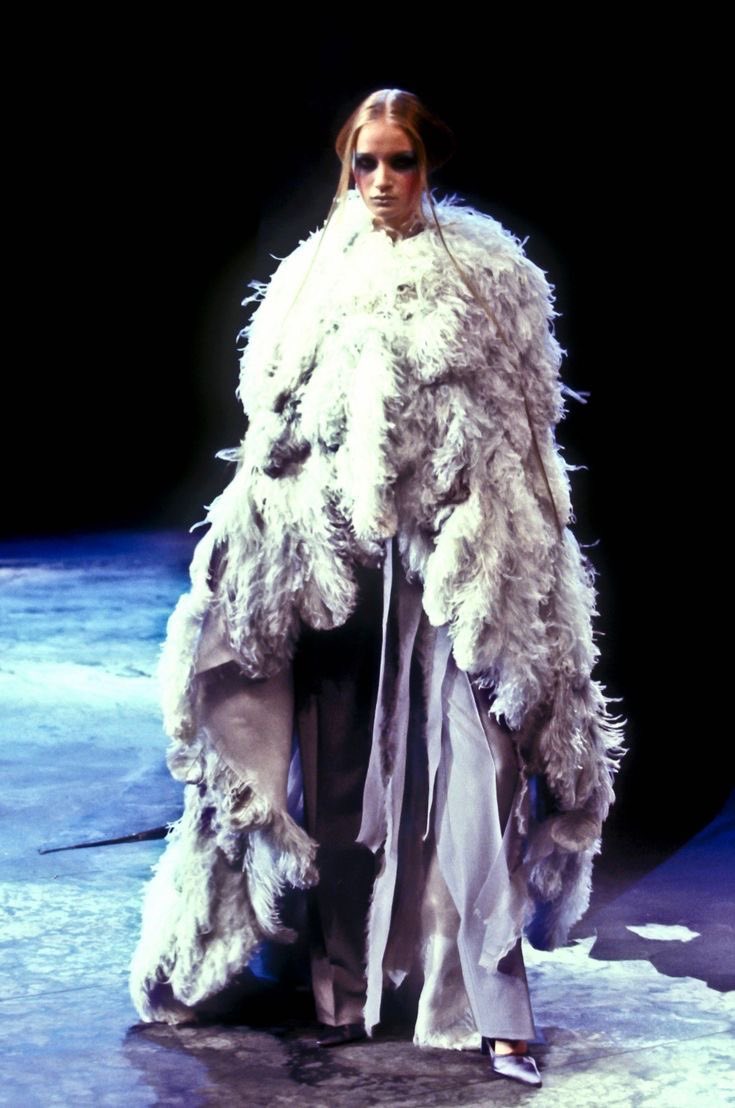 hrstylearchive's tweet photo. Givenchy Spring 2001 Haute Couture by Alexander McQueen https://t.co/x2Uq7ljj3z