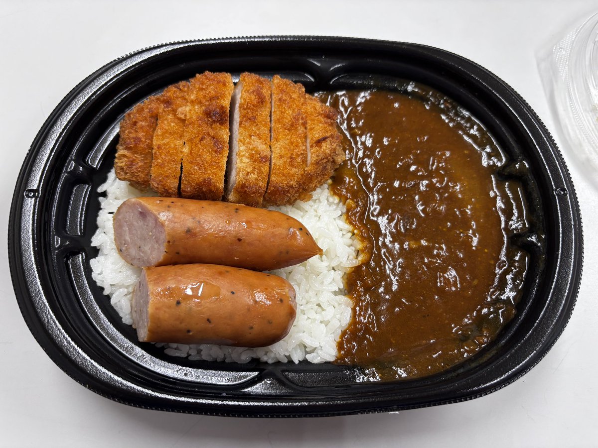 yujapooh's tweet photo. 夜ごはんはLAWSONの盛りすぎチャレンジのカレー🍛
美味しかった＾＾
残業頑張りましょ https://t.co/dY2K0wLbby