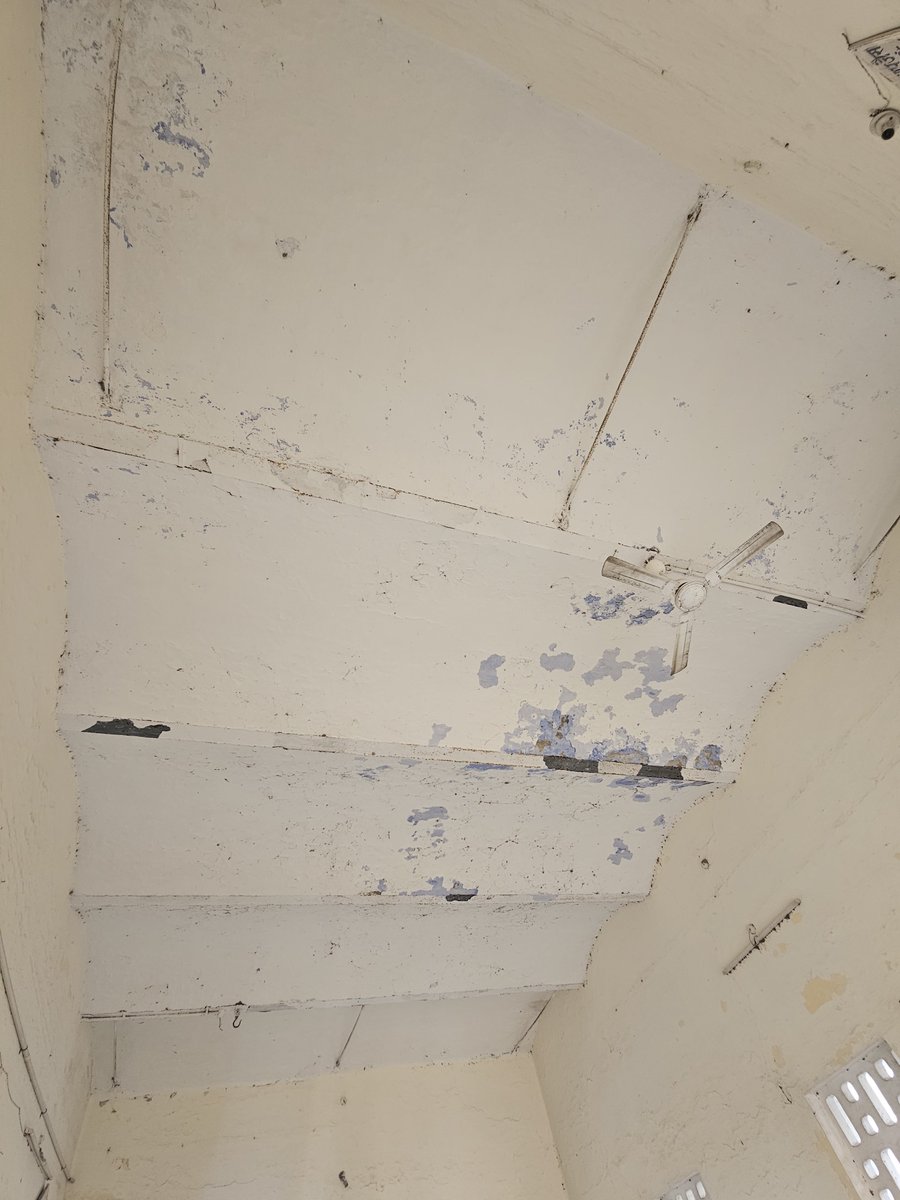 PS4748's tweet photo. There is only a single fan at Qasimpur Kheri railway station, which is not working. What kind of service are you giving to passengers? @RailwaySeva @RailwayNorthern @AshwiniVaishnaw @BJP4UP https://t.co/aXx8A4SOQo