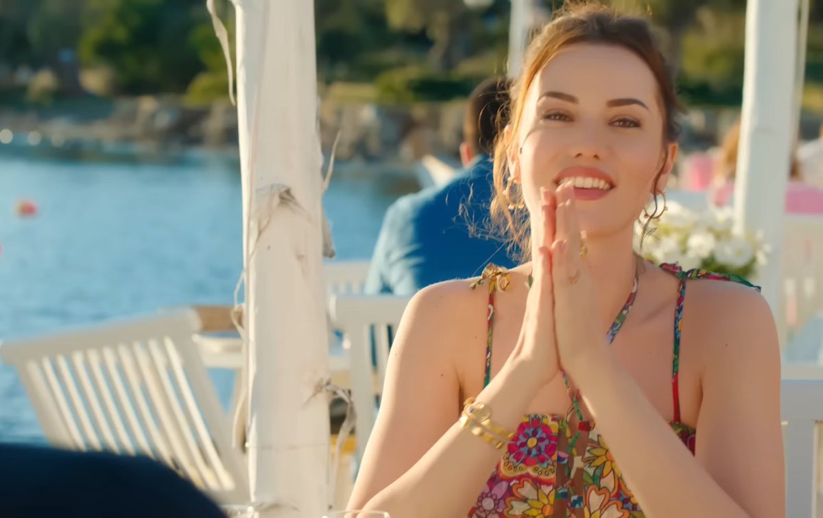 KivNas's tweet photo. جميلة بشكل لا يوصف 💛🌸

#FahriyeEvcen https://t.co/K222bhQbTM