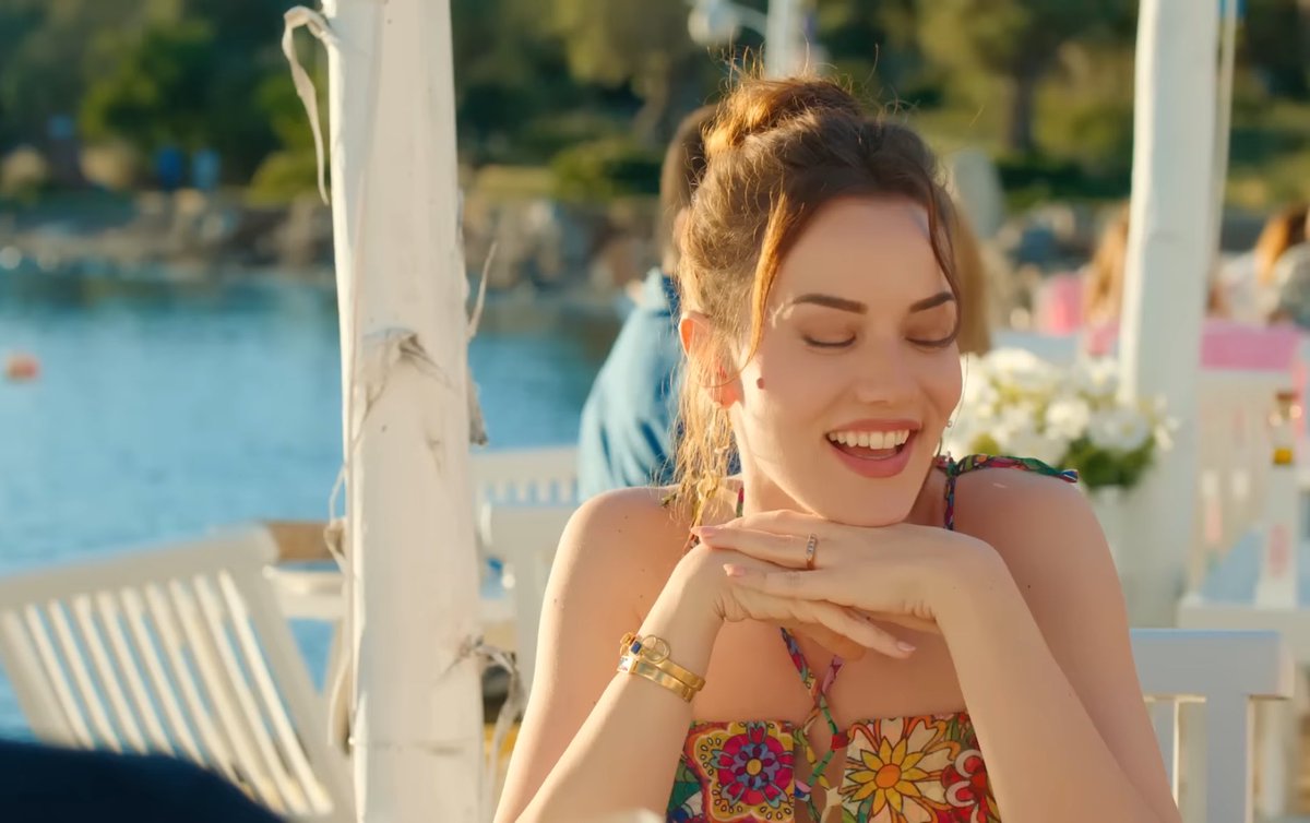 KivNas's tweet photo. جميلة بشكل لا يوصف 💛🌸

#FahriyeEvcen https://t.co/K222bhQbTM