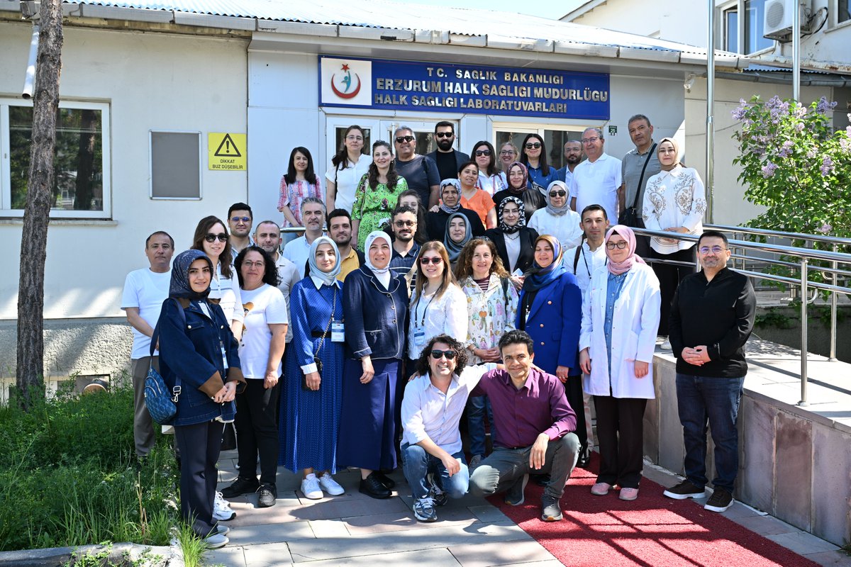 WHO_Turkiye's tweet photo. 🧪#KKKA #Laboratuvar Tanı Eğitimi’nin son gününde katılımcılar, Erzurum Halk Sağlığı Laboratuvarını ziyaret ederek, pratik iş akışları ve tanı tekniklerini gözlemledi ve 🇹🇷’nin dört bir yanından gelen meslektaşlarıyla deneyimlerini paylaştı.
@EUDelegationTur https://t.co/TH373bSMRL