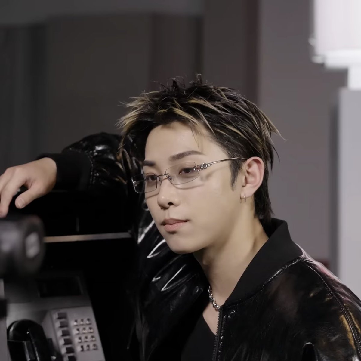 ryulicious_'s tweet photo. RYUL IN LEATHER JACKET😚 MENOLAK REDUP🔥 https://t.co/ezAYq2Szac