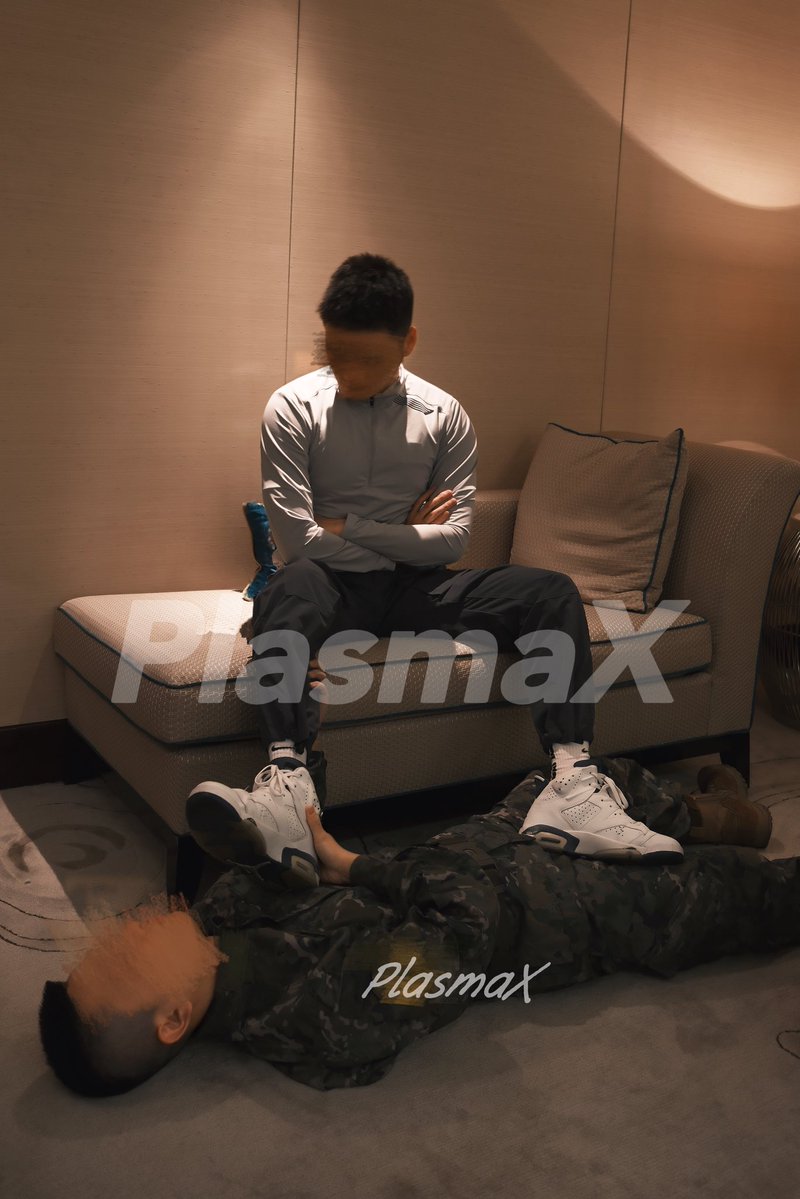 PlasmaXCHN's tweet photo. Whose Dom is my footstool now? Could his subs recognize him? https://t.co/HrFXPHFw2n