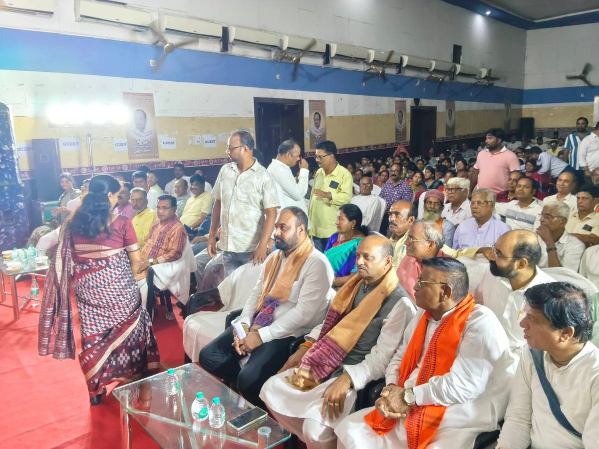 ComSANGRAM's tweet photo. ନିରବତା ଭଗବାନଙ୍କ ଭାଷା।
ପ୍ରେମ ହୃଦୟର ଭାଷା।
ପରିହାସ ଅହଂକାରର ଭାଷା।
ଝଗଡ଼ା ଅଶାନ୍ତ ମନର ଭାଷା
ଖୋସାମତ ଆଶାର ଭାଷା।
ପ୍ରଶଂସା ପ୍ରାୟତଃ ସ୍ୱାର୍ଥର ଭାଷା।
ସୌନ୍ଦର୍ଯ୍ୟ ଆଖିର ଭାଷା।
ପରନିନ୍ଦା ହିଂସାର ଭାଷା। https://t.co/WN61cS28t1