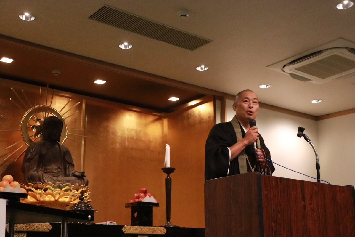h1houwa's tweet photo. 歴代チャンピオン大会より、小谷剛璋師のご法話。

ご先祖さまに「ありがとう」と感謝を届けること。そして、今を生きる私たちも、いただいた命を大切にし、幸せに生きていくこと。

供養とは、亡き人だけでなく、私たちも共に仏道を歩んでいく営みなのかもしれません。
#H1法話グランプリ https://t.co/e1hjlzzC4h