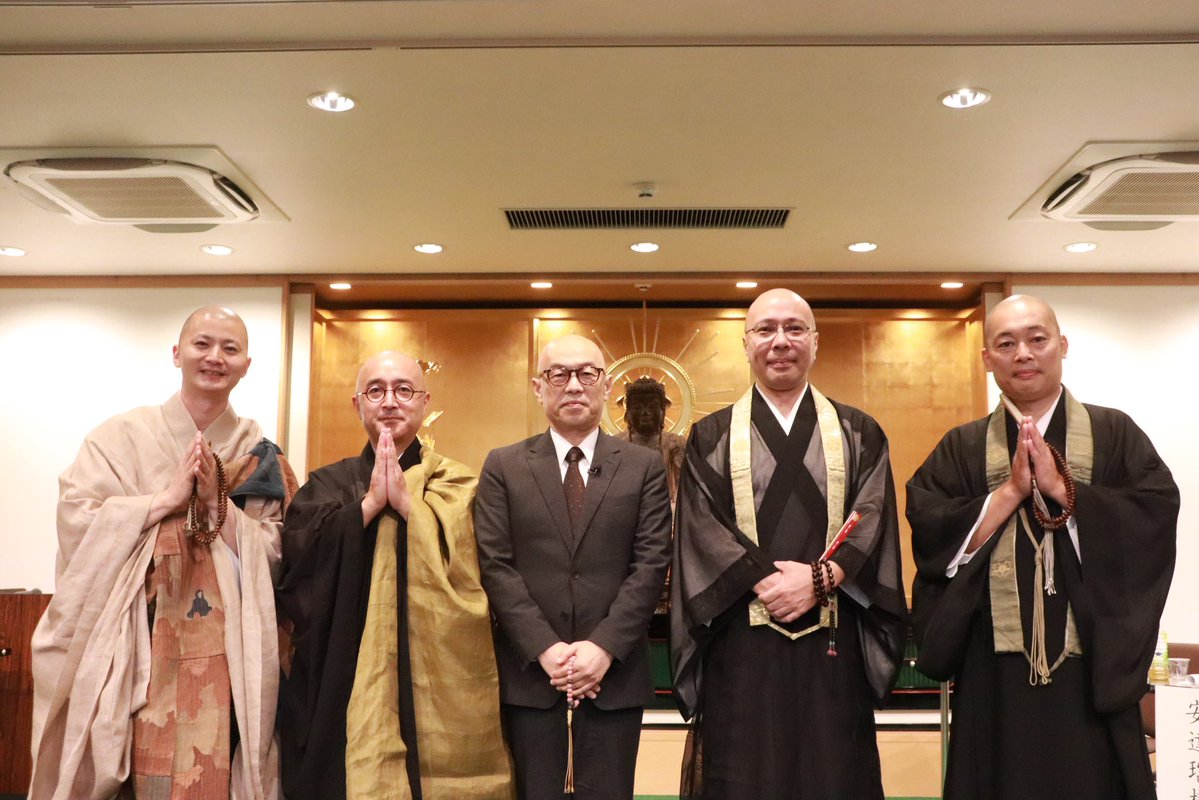 h1houwa's tweet photo. 歴代チャンピオン大会より、小谷剛璋師のご法話。

ご先祖さまに「ありがとう」と感謝を届けること。そして、今を生きる私たちも、いただいた命を大切にし、幸せに生きていくこと。

供養とは、亡き人だけでなく、私たちも共に仏道を歩んでいく営みなのかもしれません。
#H1法話グランプリ https://t.co/e1hjlzzC4h