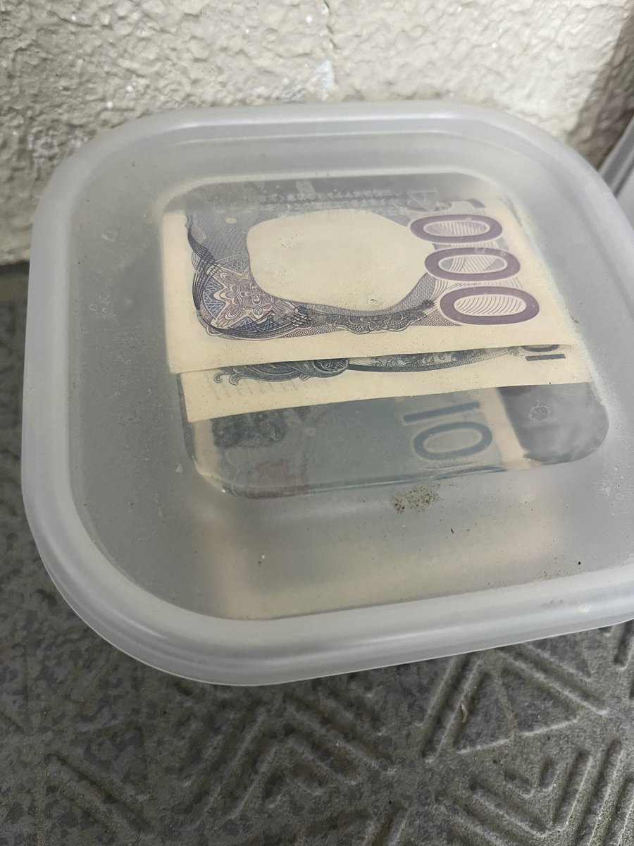 black960409's tweet photo. 今日の出来事です。

現金案件（代金引換）ではなく

通常の配達（置き配指示あり）で

お客様のご自宅に着きましたが、なぜかドア前にお金が置いてありました。

もしかしたら現金案件かなと思い、配達アプリで確認しましたが、お支払いの画面も無く置き配になってましたが、念の為お客様にメッセージ、電話等で連絡をしましたが応答なし。インターホンも反応無し。

指示通り置き配で配達完了しました。
嫌な予感したので一応ドア前に置いてあった現金を写真撮りました（一切触れてません）

僕の対応は正しいでしょうか？
