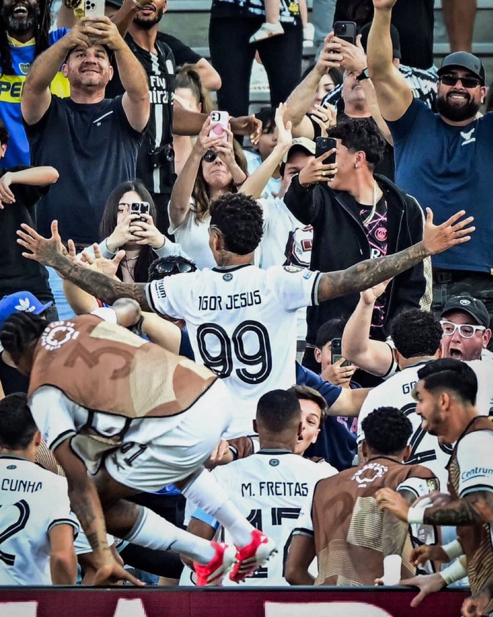 CentraldoCrage's tweet photo. Há 1 ano eu estava ganhando do imbatível PSG.

Estava bebendo um pack de latão de Heineken com meu pai em 90 minutos, estava virando shot de cachaça pós jogo, ligando pra Deus e o mundo.

Obrigado Igor Jesus! https://t.co/ZTfg8VT7Yn