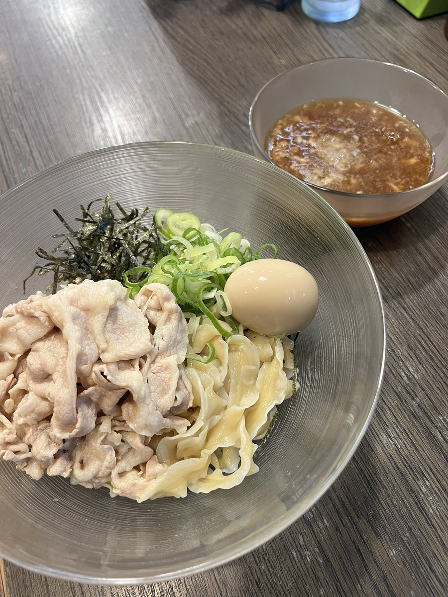 ramenabeno's tweet photo. 本日も御来店誠にありがとうございました〜
お知らせです
6/20(土)夜
6/21(日)夜に
【豚しゃぶおろしつけ麺】をやりたいと思います
冷やしつけ麺です
麺は、平打ちのピロピロ麺で
肉増しも出来ます
各日15食ぐらいです
よろしくお願いします🙇 https://t.co/FDB1sA76eD