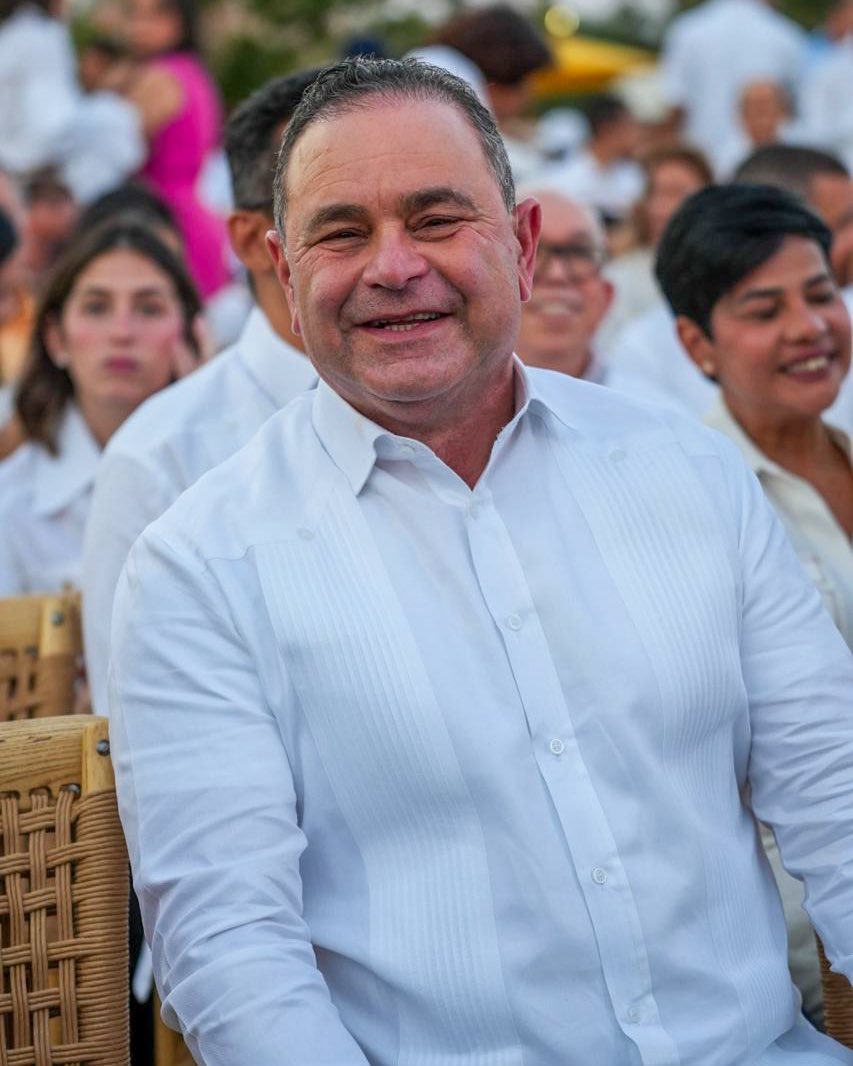 AgriculturaRD's tweet photo. El ministro de Agricultura, @Oliverio_Agro acompañó al presidente Luis Abinader y a la alcaldesa del Distrito Nacional, Carolina Mejía, en la inauguración del Paseo 30 de Mayo, una obra que fortalece la recuperación de espacios públicos, la recreación familiar y el embellecimiento urbano de Santo Domingo.

Esta iniciativa reafirma el compromiso del Gobierno con una ciudad más ordenada, accesible y cercana a la gente.

🇩🇴🌿 #AgriculturaRD #LuisAbinader #CarolinaMejía #Paseo30DeMayo #SantoDomingo #EspaciosPúblicos