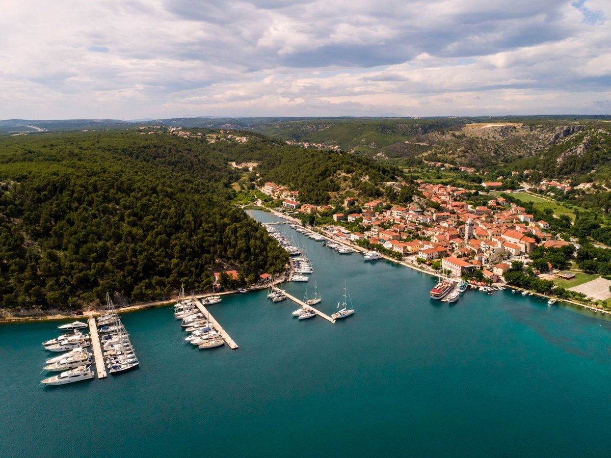 ACImarinas's tweet photo. ACI marine Pula, Skradin, Vrboska i Slano osvojile su priznanje Top Marina 2026 i svrstale se među 400 najbolje ocijenjenih marina na svijetu prema ocjenama korisnika platforme Navily.
#aci #acimarinas #topmarina #navily #boaterschoice https://t.co/720ooEcUDM