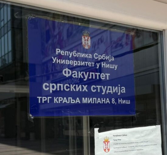 Srcenismedijana's tweet photo. Iako Fakultet srpskih studija trenutno nema pravni osnov za rad nakon odluke Upravnog suda da odloži izvršenje rešenja o njegovoj dozvoli za rad, Ministarstvo prosvete ga je ipak uvrstilo na spisak ustanova čiji studenti mogu konkurisati za državne stipendije! https://t.co/sfFKvfwmkw