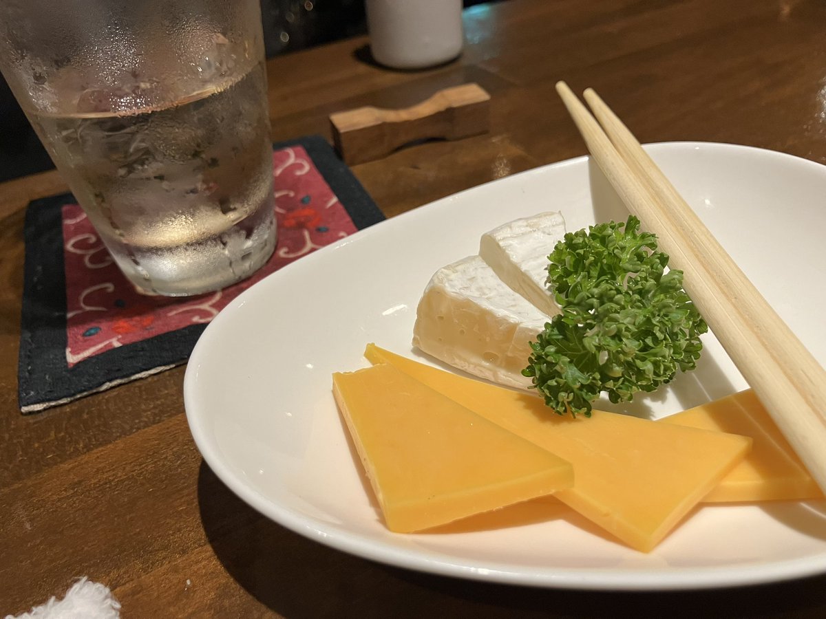 DxSekimi's tweet photo. 石持なんですが
チャッピーが大好きな紅茶我慢してるって言ったら一緒にカルシウムと取るといいよって。
血管で吸収される前に胃の中でカルシウムと結合すると血管に吸収されずに排出されるようになるからと。
『一緒』じゃないと意味ないらしいから
私と飲むときはカルシウムよろ。
写真載せ忘れた https://t.co/U091riwKay