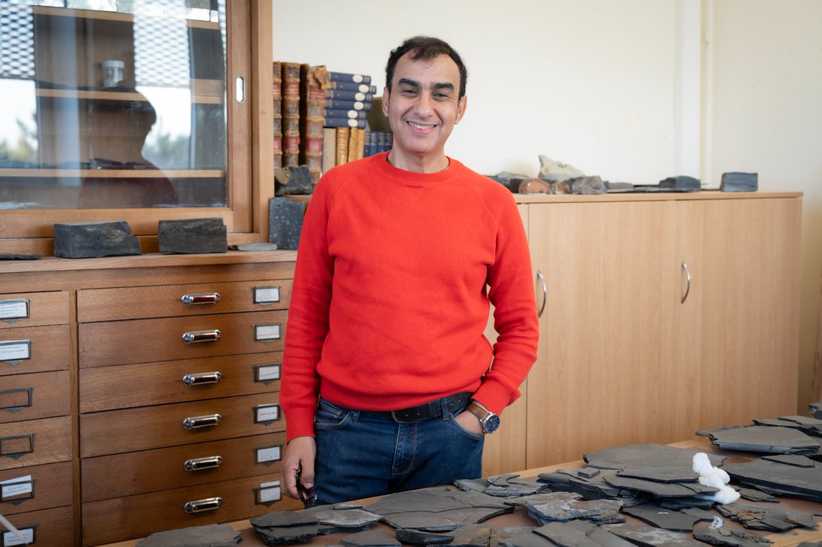inter_presse's tweet photo. Ce dimanche, dans la #Matinale de @franceinter,

À 8h20, Abderrazak el Albani, professeur de géologie, de sédimentologie et de biogéochimie sera l'invité d'@AliBaddou et @MarionLHour pour son essai : Dernières nouvelles des origines de la Vie, aux éditions Allary. https://t.co/tFt0OWvt7y