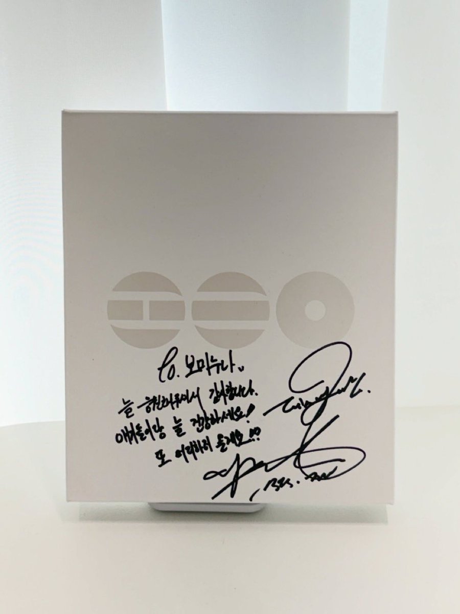 JiminGlobal's tweet photo. The stylist that worked on Jimin’s iconic Arirang era hair extensions, posted a photo of a signed Arirang album from Jimin, which she called one of her “most precious treasures”! He left a sweet note for her: 

🐥 To Boma Noona,
Thank you for always looking after me.
Please always stay healthy!
I’ll come back to get my hair done again!!

— Jimin

#JIMIN #지민