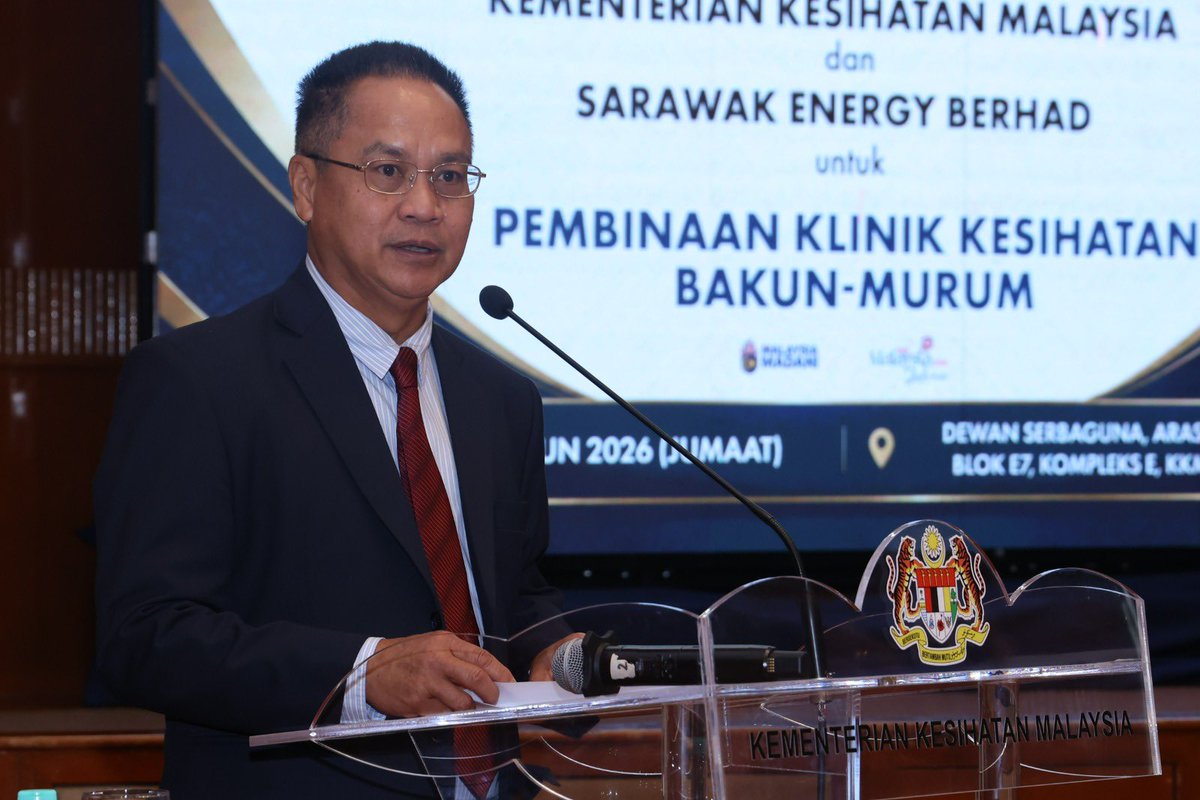 KKMPutrajaya's tweet photo. YB Datuk Seri Dr. Dzulkefly Ahmad, Menteri Kesihatan telah menyaksikan Memorandum Persefahaman antara Kementerian Kesihatan dan Sarawak Energy Berhad untuk Pembinaan Klinik Kesihatan Bakun-Murum di Ibu Pejabat KKM hari ini. 

KKM telah diwakili oleh YBhg. Datuk Seri Hj. Hasnol Zam Zam bin Hj. Ahmad, Ketua Setiausaha Kementerian Kesihatan manakala Sarawak Energy Board telah diwakili oleh YBrs. Tuan Ir. Bunyak Anak Lunyong, Ketua Pegawai Eksekutif, SEB Power Sdn. Bhd, Sarawak Energy bagi sesi berkenaan. Dengan menandatangani memorandum persefahaman tersebut, KKM akan menerima sumbangan menerusi inisiatif Tanggungjawab Sosial Korporat (CSR) bagi pembinaan sebuah Klinik Kesihatan Jenis 6-7 lengkap dengan empat (4) unit kuarters serta blok bangunan sokongan.

Projek yang akan dibangunkan di Belaga, Kapit, Sarawak ini dijangka mengambil masa 24 bulan untuk disiapkan sebelum diserahkan kepada KKM bagi tujuan operasi dan penyampaian perkhidmatan kesihatan kepada masyarakat setempat.

Inisiatif ini mencerminkan komitmen berterusan dalam memperkukuh akses kepada perkhidmatan kesihatan yang berkualiti, khususnya bagi komuniti di kawasan luar bandar dan pedalaman.  

Turut hadir, YB Datuk Wilson Ugak Anak Kumbong, Timbalan Menteri Digital merangkap Ahli Parlimen Hulu Rajang; YB Datuk Liwan Lagang, Timbalan Menteri Utiliti dan Telekomunikasi Sarawak merangkap Ahli Dewan Undangan Negeri Kawasan Belaga; YBhg. Datuk Dr. Mahathar bin Abd Wahab, Ketua Pengarah Kesihatan; YBhg. Dato’ Sri Zahrul Hakim bin Abdullah, Timbalan Ketua Setiausaha (Kewangan) KKM;, YBrs. Dr. Ismuni bin Bohari, Timbalan Ketua Pengarah Kesihatan (Kesihatan Awam), Kementerian Kesihatan Malaysia; YB Tuan Kennedy Chukpai Ugon, Ahli Dewan Undangan Negeri Kawasan Murum. 

#KKMPrihatin #SihatBersama #MalaysiaSihat #MADANIBekerja