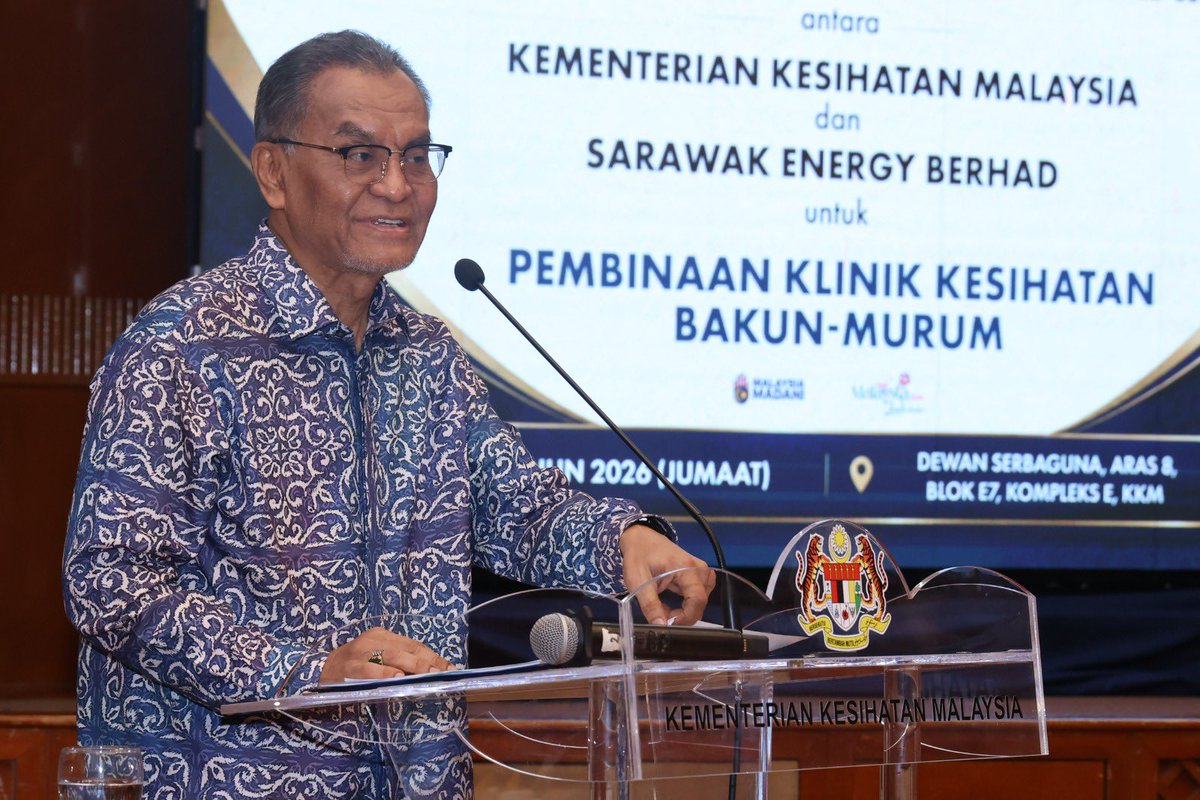 KKMPutrajaya's tweet photo. YB Datuk Seri Dr. Dzulkefly Ahmad, Menteri Kesihatan telah menyaksikan Memorandum Persefahaman antara Kementerian Kesihatan dan Sarawak Energy Berhad untuk Pembinaan Klinik Kesihatan Bakun-Murum di Ibu Pejabat KKM hari ini. 

KKM telah diwakili oleh YBhg. Datuk Seri Hj. Hasnol Zam Zam bin Hj. Ahmad, Ketua Setiausaha Kementerian Kesihatan manakala Sarawak Energy Board telah diwakili oleh YBrs. Tuan Ir. Bunyak Anak Lunyong, Ketua Pegawai Eksekutif, SEB Power Sdn. Bhd, Sarawak Energy bagi sesi berkenaan. Dengan menandatangani memorandum persefahaman tersebut, KKM akan menerima sumbangan menerusi inisiatif Tanggungjawab Sosial Korporat (CSR) bagi pembinaan sebuah Klinik Kesihatan Jenis 6-7 lengkap dengan empat (4) unit kuarters serta blok bangunan sokongan.

Projek yang akan dibangunkan di Belaga, Kapit, Sarawak ini dijangka mengambil masa 24 bulan untuk disiapkan sebelum diserahkan kepada KKM bagi tujuan operasi dan penyampaian perkhidmatan kesihatan kepada masyarakat setempat.

Inisiatif ini mencerminkan komitmen berterusan dalam memperkukuh akses kepada perkhidmatan kesihatan yang berkualiti, khususnya bagi komuniti di kawasan luar bandar dan pedalaman.  

Turut hadir, YB Datuk Wilson Ugak Anak Kumbong, Timbalan Menteri Digital merangkap Ahli Parlimen Hulu Rajang; YB Datuk Liwan Lagang, Timbalan Menteri Utiliti dan Telekomunikasi Sarawak merangkap Ahli Dewan Undangan Negeri Kawasan Belaga; YBhg. Datuk Dr. Mahathar bin Abd Wahab, Ketua Pengarah Kesihatan; YBhg. Dato’ Sri Zahrul Hakim bin Abdullah, Timbalan Ketua Setiausaha (Kewangan) KKM;, YBrs. Dr. Ismuni bin Bohari, Timbalan Ketua Pengarah Kesihatan (Kesihatan Awam), Kementerian Kesihatan Malaysia; YB Tuan Kennedy Chukpai Ugon, Ahli Dewan Undangan Negeri Kawasan Murum. 

#KKMPrihatin #SihatBersama #MalaysiaSihat #MADANIBekerja