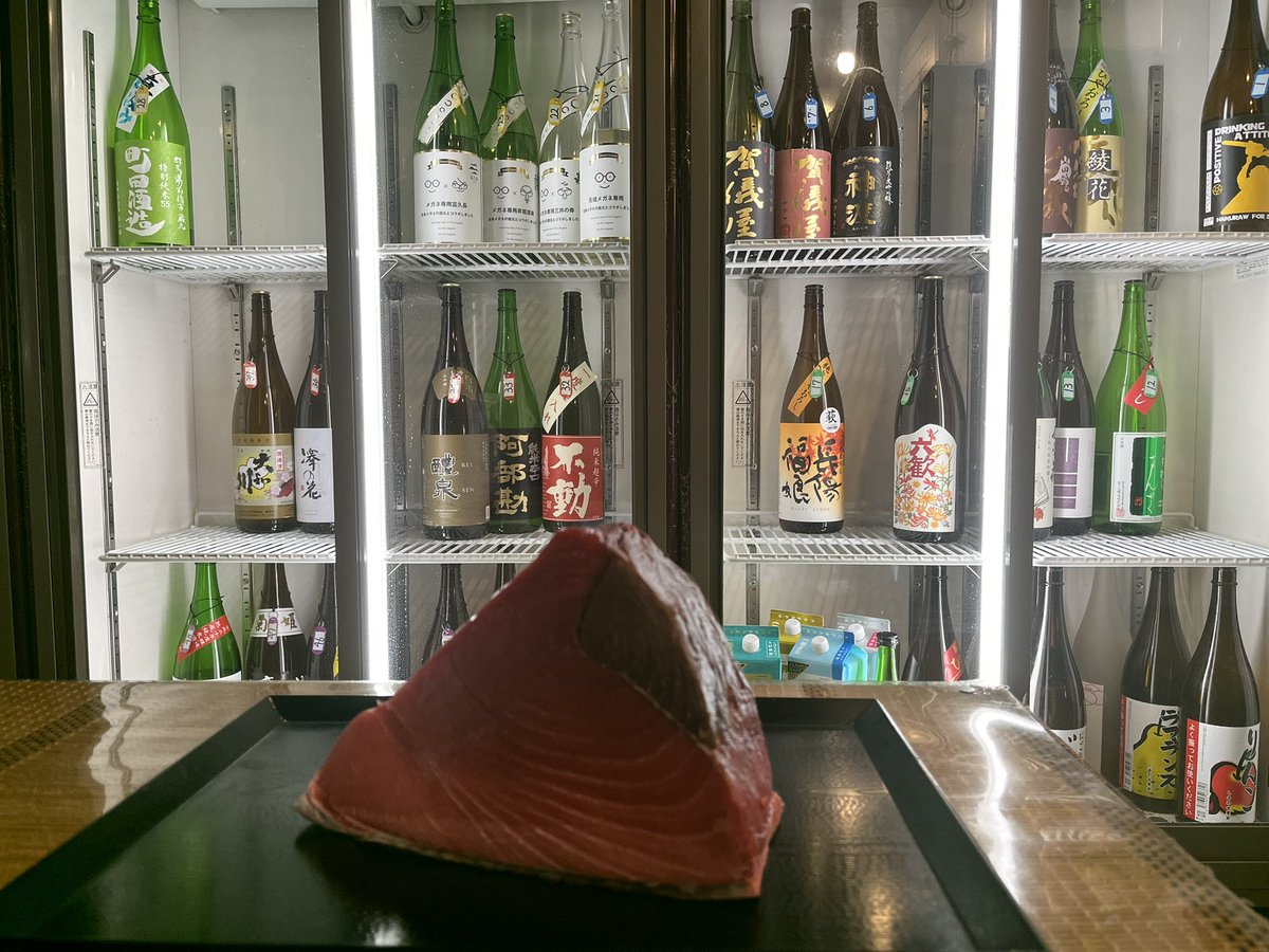 little_sake's tweet photo. こんばんはリトルサケスクエアです。

本日は満席ありがとうございました。
日本酒も１０本以上入れ替わり！
明日はたくさんの開け口をお楽しみいただけます！！

明日土曜日は

寿司食べ放題＆日本酒飲み放題５０００円→４５００円！！
ウナギかば焼き食べ放題付き寿司食べ放題＆日本酒飲み放題
７０００円→６５００円
と５００円OFFとなります！！

昼夜ともにまだご予約受付中！！

この感じだと夜の部も満員まではいかないと思います！

皆様のご来店お待ちしております

平日
18：30～22：30（フード21:00酒22：00まで)
土日祝
昼の部12：00～16：30（フード15:00酒16：00まで)
夜の部18：00～22：30（フード21:00酒22：00まで)
※上記時間内であればご来店時刻はいつでもOKです。
※当日のキャンセル・人数減はキャンセル料を頂戴します。
（料金の５０％）

【錦糸町リトルサケスクエアの予約】
WEB
https://t.co/TSjwhaYSHm
電話
03-5809-7116