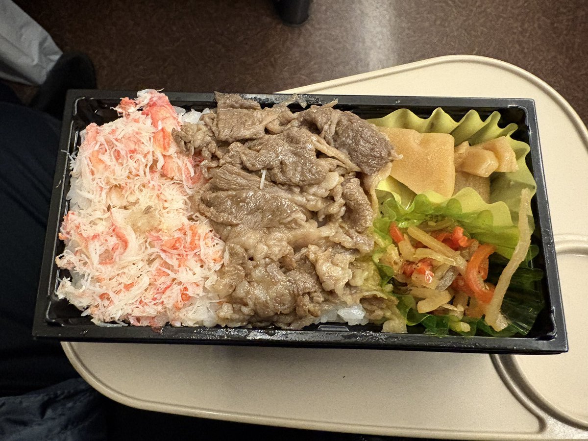 kffc_MaeMa's tweet photo. 先程、大阪駅に到着しました。
サンダーバードの車内では敦賀駅で購入したかに若狭牛すきやき弁当を堪能しました。
最後に自宅近くの駅にいく列車に乗り換えます。
＃サンダーバード　＃敦賀　＃かに若狭牛すきやき弁当 https://t.co/GfPsavZCGW