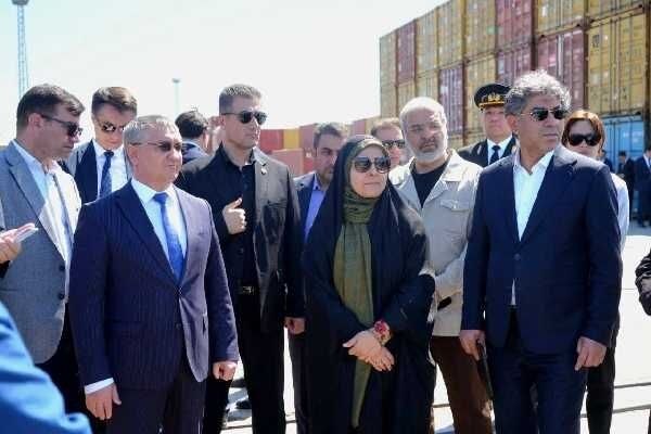 IranGov_ar's tweet photo. تفقدت وزيرة الطرق وبناء المدن، فرزانه صادق، مينائي أكتاو وكوريك الاستراتيجيين في كازاخستان على ضفاف بحر قزوين. تهدف الزيارة إلى تطوير ممرات الترانزيت، وتعزيز التعاون اللوجستي والبحري، وتسريع وتيرة نقل السلع كالحبوب والمشتقات النفطية بين البلدين. #إيران #كازاخستان #بحر_قزوين https://t.co/oYqw4lXXzQ