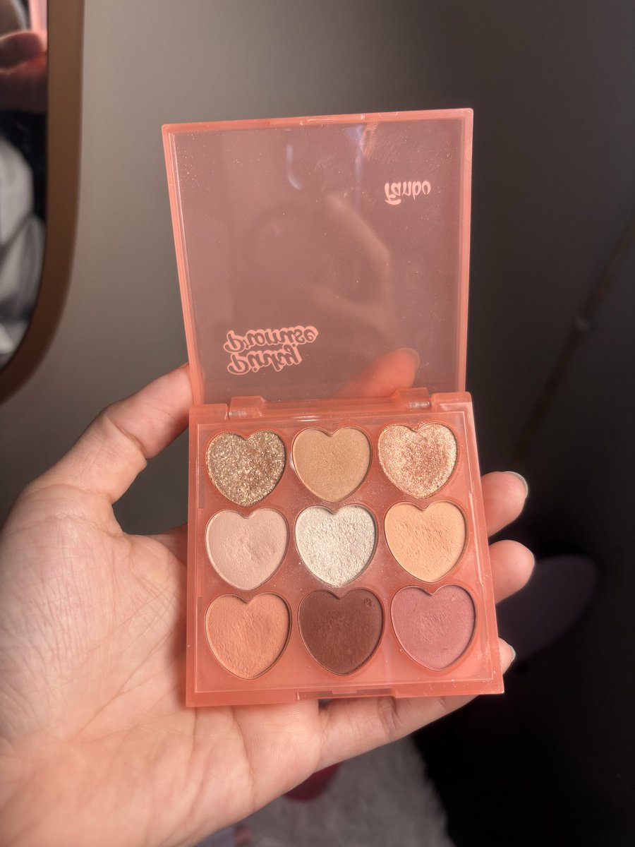 Blackstarrr97's tweet photo. Yang nyari eyeshadow affordable pinky promise nya fanbo ini oke banget, harganya ga sampe 50rb, dia udah ada glitternya ada warna muda sama tuanya. Kadang aku pake buat jadi highlighter sama blus juga. Pigmentasinya juga oke banget
#eyeshadow #fanbo
https://t.co/XglS7Cah3k https://t.co/sHtoP7dAPx