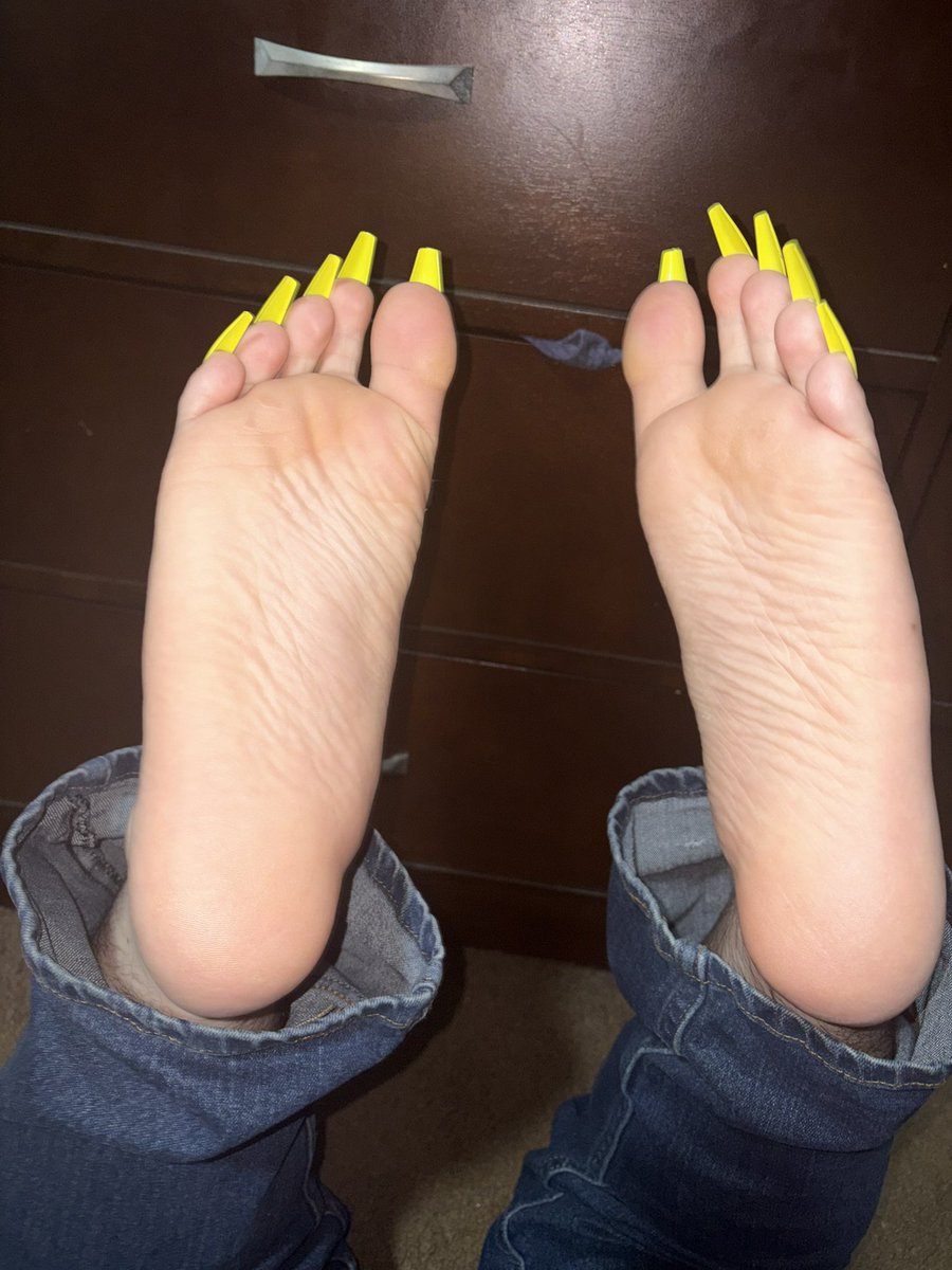 Derpyherpyderp1's tweet photo. Yellow nails for your dreams 😵‍💫🙏
#feet #longtoenails #yellowtoenails #soles #toes https://t.co/7BkgR0v09y