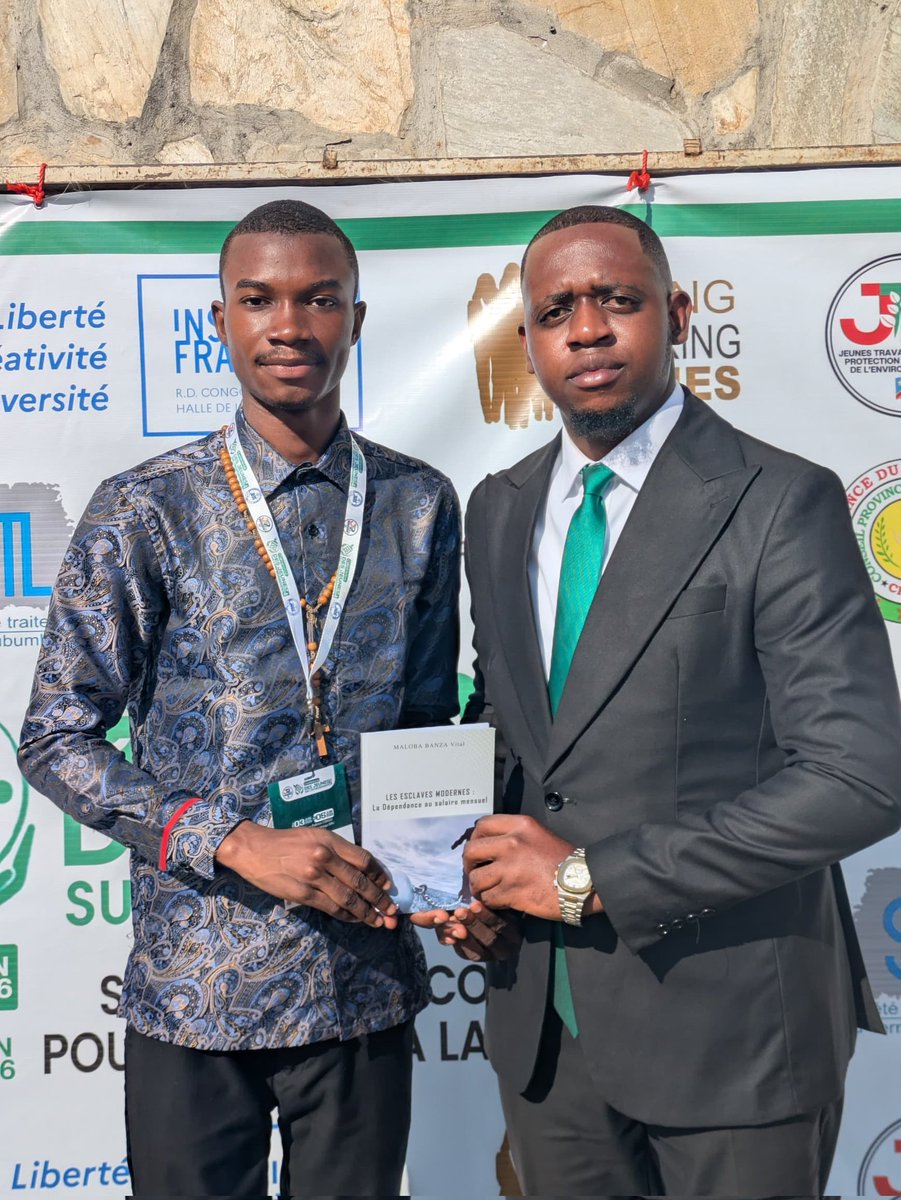 KonsoJean's tweet photo. 📚 En séjour à Lubumbashi, j’ai eu l’honneur de recevoir de Maître Katambay Mukongo l’ouvrage Les Esclaves modernes : la dépendance au salaire mensuel de Vital Maloba Banza.

Une lecture qui invite à repenser notre rapport à l’autonomie financière. Merci pour ce précieux cadeau https://t.co/yGAgujSlUK