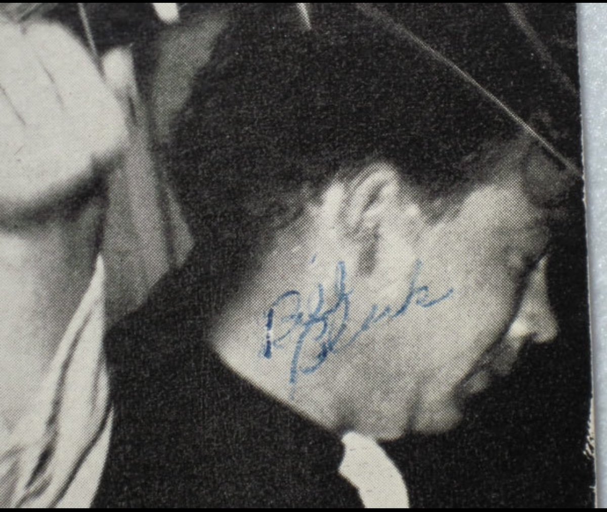 philography's tweet photo. This is an extremely rare original extended play EPB1254 Elvis Presley album 1956 signed by Elvis Presley, Scotty Moore, Bill Black and Don Fontana (The Blue Moon Boys) authenticated by Elvis expert Rich Consola

https://t.co/RBNCgL7LWe https://t.co/2y1N4BWAU7