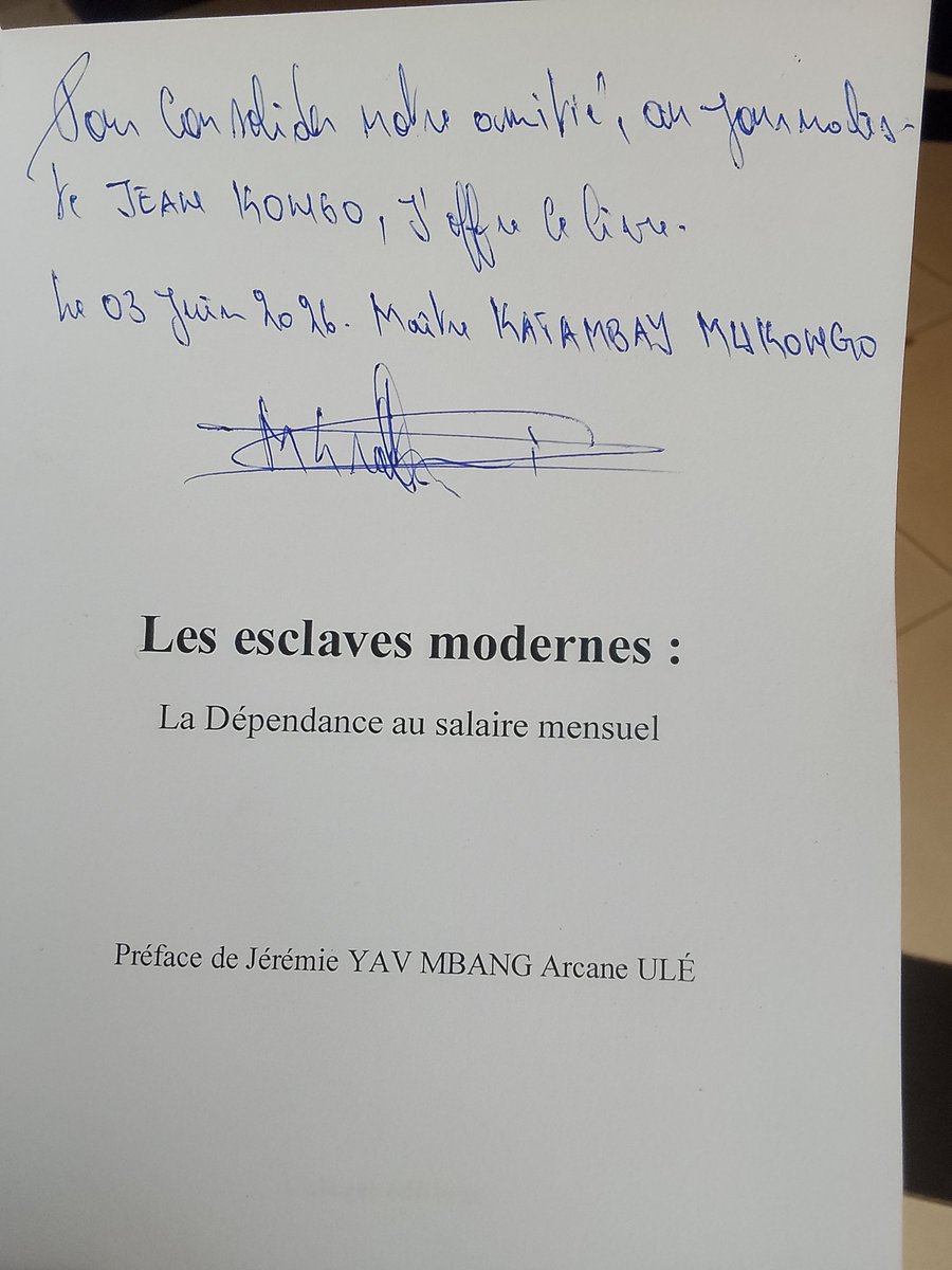 KonsoJean's tweet photo. 📚 En séjour à Lubumbashi, j’ai eu l’honneur de recevoir de Maître Katambay Mukongo l’ouvrage Les Esclaves modernes : la dépendance au salaire mensuel de Vital Maloba Banza.

Une lecture qui invite à repenser notre rapport à l’autonomie financière. Merci pour ce précieux cadeau https://t.co/yGAgujSlUK
