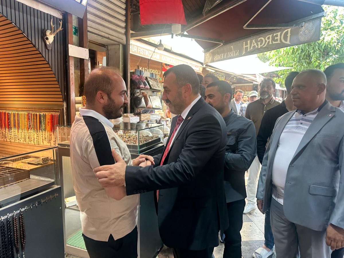 Sanliurfa_MHP's tweet photo. Milliyetçi Hareket Partisi Şanlıurfa İl Başkanımız Sayın Ecz. Osman MUTLU, İl Yönetim Kurulu Üyelerimiz ile birlikte Balıklıgöl Dergâh Camii’nde Cuma namazını eda ettikten sonra bölgede esnaf ziyaretleri gerçekleştirdi.

Esnaflarımızla bir araya gelen İl Başkanımız Sayın Osman MUTLU ve İl Yönetim Kurulu Üyelerimiz, hayırlı ve bereketli kazançlar temennisinde bulunarak vatandaşlarımızla hasbihal etti.

Misafirperverlikleri ve samimi ilgilerinden dolayı tüm esnaflarımıza teşekkür ediyoruz.