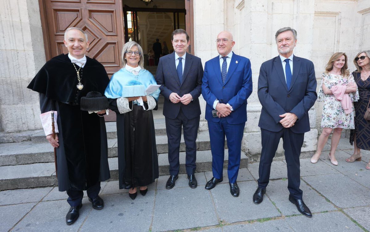 Cortes_CYL's tweet photo. Desde las Cortes de #CastillayLeón felicitamos a la nueva rectora de la Universidad de #Valladolid en su toma de posesión y le deseamos lo mejor en esta nueva etapa.

Nuestro agradecimiento también al rector saliente por su trabajo y compromiso. https://t.co/Zq5aeoUUW8