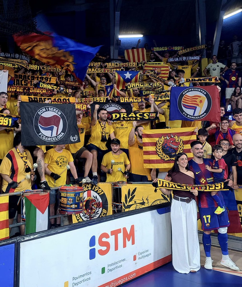 Dracs1991's tweet photo. 💪🏼 Contundència per posar el 2-0 a la final i que ens quedi només un últim pas. Molt grans, @FCBfutbolsala!

💛 @erickMendonca8, un dels nostres. Per sempre. Orgull immens haver lluitat i compartir somnis junts. Aquesta és la teva grada. https://t.co/IEpyOBqJr3