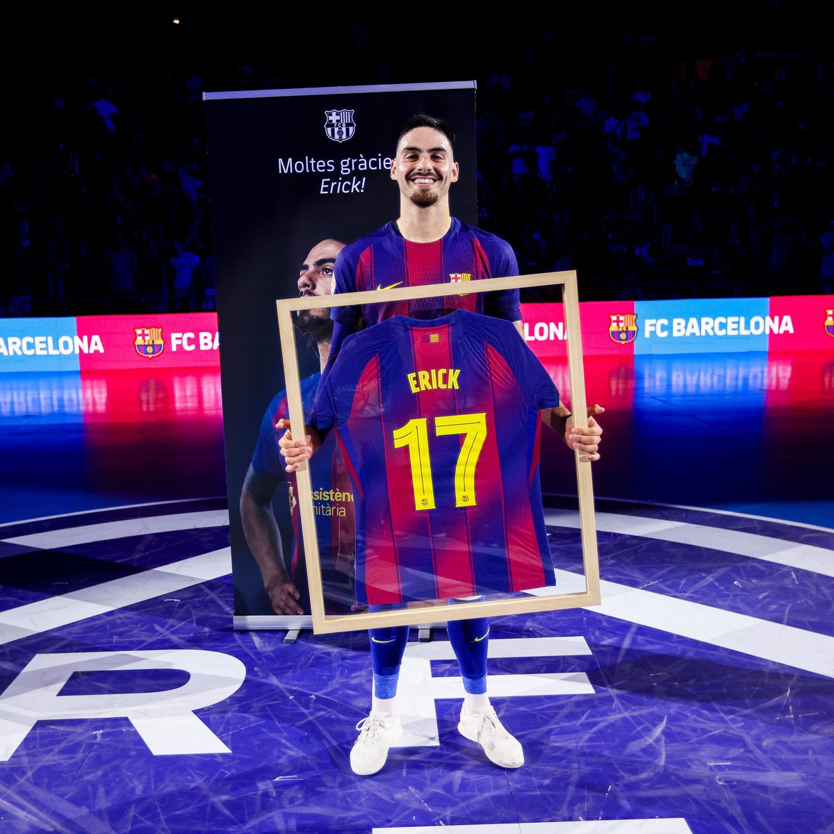 Dracs1991's tweet photo. 💪🏼 Contundència per posar el 2-0 a la final i que ens quedi només un últim pas. Molt grans, @FCBfutbolsala!

💛 @erickMendonca8, un dels nostres. Per sempre. Orgull immens haver lluitat i compartir somnis junts. Aquesta és la teva grada. https://t.co/IEpyOBqJr3