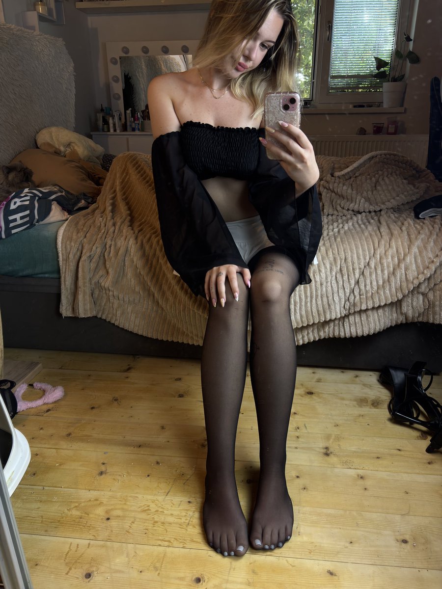 a11ysToes's tweet photo. These sheer nylons make my white toes look expensive. Empty your account for this view, simp 🫣 https://t.co/sfzn20a8YY