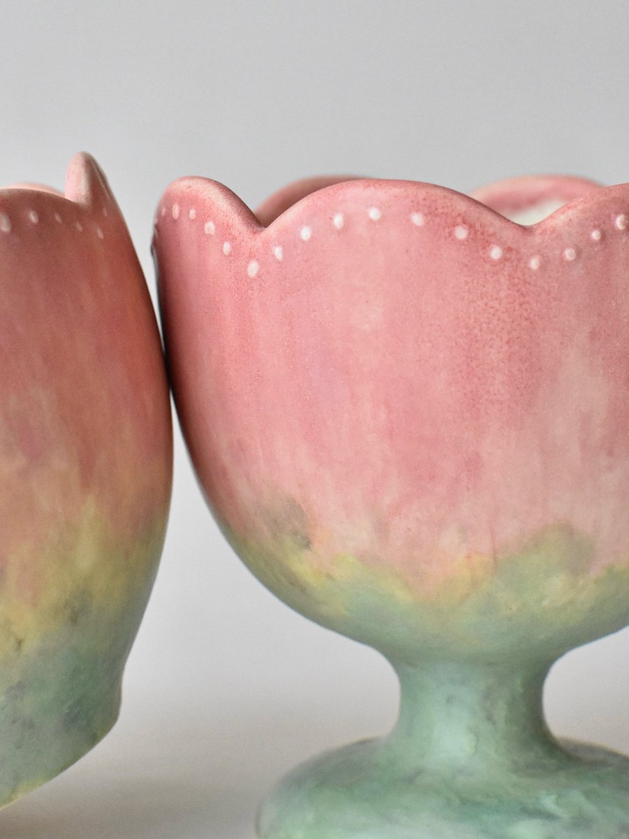 maier_room's tweet photo. “Maier’s flowers”
The group exhibition has only two days left.

企画展は残り2日となりました
最後までお楽しみいただければと思います🌷

2026.6.3(水)-6.21(日)
会場:ranbu
大阪市北区大淀南1-4-20 長谷川ビル2F,3F
⏰12:30-19:30
定休日:火曜日
・
・
・
#陶器 #アート #イラスト #art 
#工芸 https://t.co/AblObUk0iq