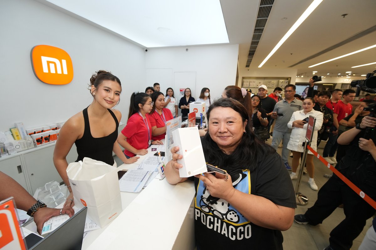 Xiaomi_PH's tweet photo. The #Xiaomi17TSeries First Day Sale is off to an unforgettable start! ✨

From SM Megamall to SM North EDSA, fans lined up early to experience the new #Xiaomi17TSeries and meet Gabbi Garcia, Bianca de Vera, and Dustin Yu.

Don't miss out on the excitement, get your Xiaomi 17T Series now! 🧡
