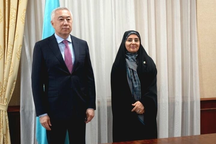 IranGov_ar's tweet photo. وزيرة الطرق فرزانه صادق: "اتفقت إيران وكازاخستان على صياغة خارطة طريق شاملة للتعاون في قطاعي النقل واللوجستيات. وباعتبار إيران بوابة كازاخستان إلى المياه الحرة، سيعمل هذا الاتفاق على تعزيز الترانزيت السككي والبري والبحري وإنشاء مراكز لوجستية مشتركة." #إيران #كازاخستان #ترانزيت https://t.co/s1PKZGMfNy