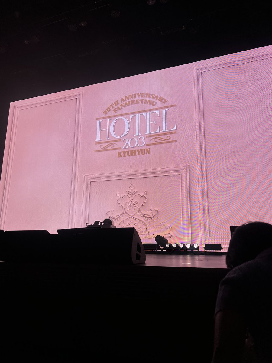 Withyakyu's tweet photo. Mau pamer fanmeeting hari ini aku row 2 hehee https://t.co/4kvK9eoeM3