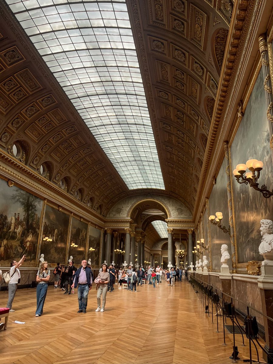 bellwondering's tweet photo. 10 เรื่องแนะนำก่อนไป Paris,France ครั้งแรก ประทับใจทุกวินาที🇫🇷🫶🏻✨

1. ห้องน้ำสาธารณะหายากมาก ให้หาร้านกาแฟหรือร้านอาหารที่แวะเอา
(ในห้างเสียค่าเข้า ~1.5€)

2. Paris ไม่จำเป็นต้องให้ tips 

3. ซื้อตั๋วเข้าพิพิธภัณฑ์ใน klook อ่านเงื่อนไข redeem ให้ชัดเจนก่อนเพราะคนเยอะมาก

4. คนดำอยู่ Montmatre เยอะมาก ถ้ากลัวให้เลี่ยงที่นี่ไปเลย 

5. วังแวน์ซายด์เหม็นกลิ่นฉี่มาก แนะนำให้พกยาดม5555

6. ร้านที่เดินผ่านอาจจะดูดีกว่าร้านที่จอง แวะได้หมดทุกร้าน ดูรีวิว5ดาวจากชื่อหน้าร้านเอา

7. สายประหยัดแนะนำซื้อวัตถุทำอาหารกินเอง ลดคอร์สได้เยอะมากๆ 

8. #DisneylandParis เผื่อเวลาไป1วันเต็ม

9. ทริปนี้เราไม่เจอมิจจี้เลย ต้องเช็คกระเป๋าตัวเองตลอดเวลา พยายามอย่าทำตัวเป็นเป้า อย่าดูแต่มือถือ 

10. Paris สะอาดขึ้นมากๆ ไม่น่ากลัวอย่างที่คิด แม่น้ำแซนด์ไม่มีกลิ่น อย่าเสพข่าวจนระแวงไม่กล้าไป พนักงานไนซ์

#Paris #TourEiffel #เที่ยวยุโรปครั้งแรก #France