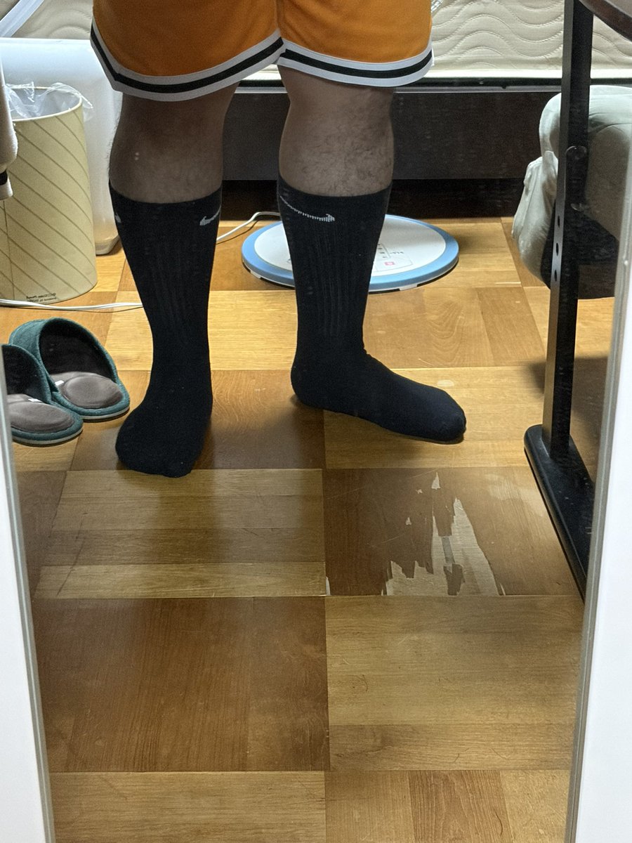 socksgamer's tweet photo. 仕事辞めよかな。
最近人が次々辞めてるし。

今週もお疲れ様でした〜
心も靴下も真っ黒だよ〜 https://t.co/bjG4SXxM95