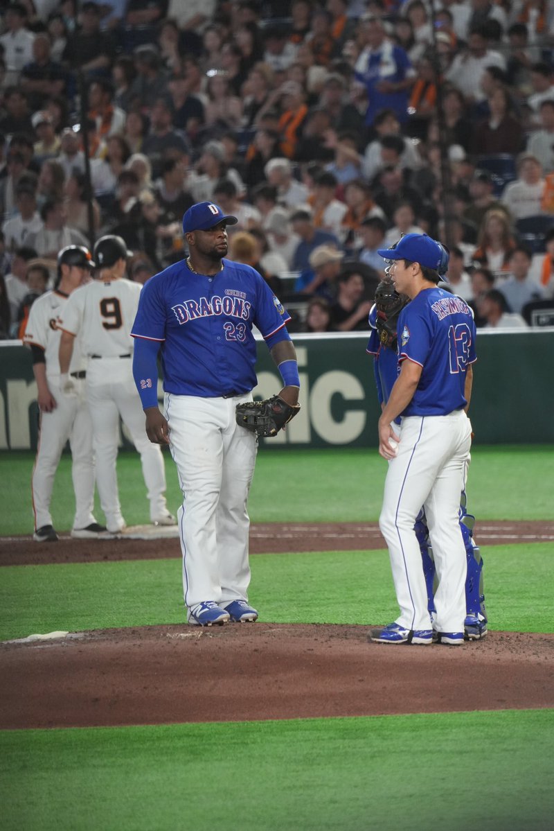 cd_photo_m's tweet photo. 四球が続いて、マウンドでバッテリーが集まる中、サノーが「深呼吸して」を一生懸命伝えていた。

#橋本侑樹
#ミゲルサノー
#石伊雄太 https://t.co/06qgNOZvlL