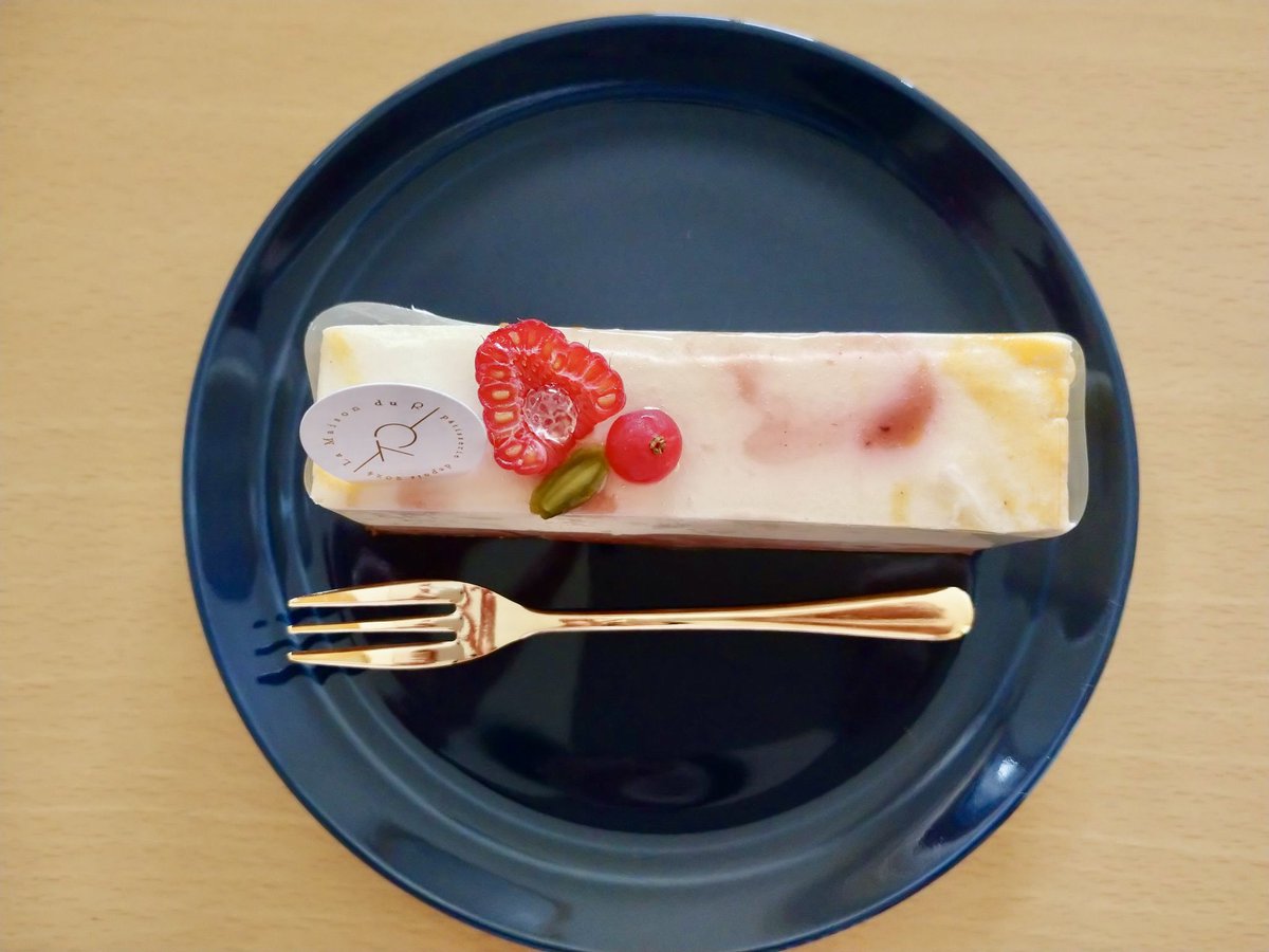 VernalSheep's tweet photo. どちらの店舗もほぼ売り切れだった。
今日はマンゴーのショートケーキ食べた、幸せの味💓👼
明日は朝カンパーニュ食べるぞ楽しみ★+゜
このネイビーのお皿と金のスプーンは名駅で購入、以前見た時からずっと欲しかった✨
朝食用プレートで一回り大きいお皿も買ったから、明日はそれに盛り付ける💙🍽️ https://t.co/Z3harlDZMX