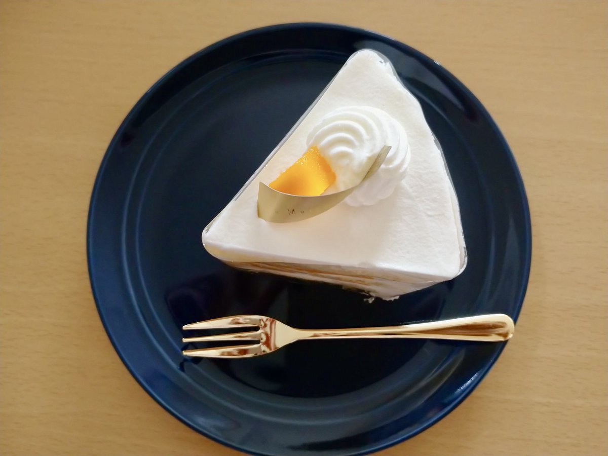 VernalSheep's tweet photo. どちらの店舗もほぼ売り切れだった。
今日はマンゴーのショートケーキ食べた、幸せの味💓👼
明日は朝カンパーニュ食べるぞ楽しみ★+゜
このネイビーのお皿と金のスプーンは名駅で購入、以前見た時からずっと欲しかった✨
朝食用プレートで一回り大きいお皿も買ったから、明日はそれに盛り付ける💙🍽️ https://t.co/Z3harlDZMX