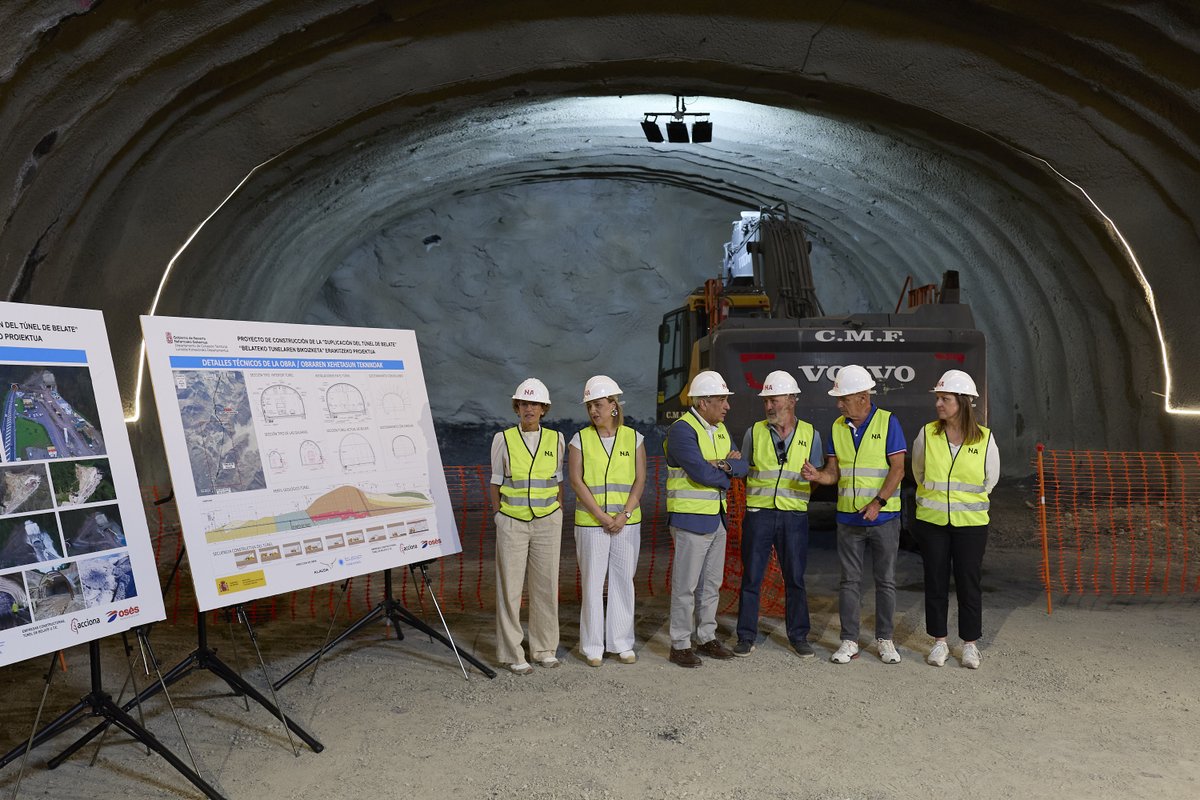gob_na's tweet photo. 👷 La Presidenta asiste al cale del túnel del #Belate

@mavichina reivindica que, a pesar de las dificultades, Navarra contará con una infraestructura de primer nivel: 
“Hoy saldamos una deuda con los y las navarras y sus infraestructuras”

https://t.co/LfdXDqdTRv https://t.co/SOGcOZjhPn