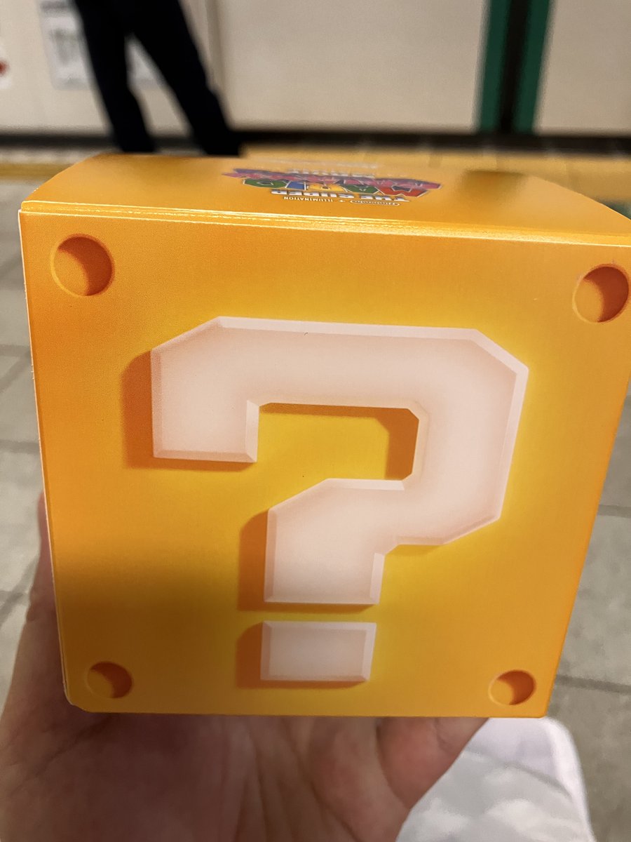 hamuko11029's tweet photo. マリオコラボのドーナツがあったので、思わず買っちゃったクリスピークリームドーナツ🍩
四条店、ハテナブロックにかわいいメッセージカード付けてくださったのもすごいんだけど店員さんが「マリオのTシャツですか？かわいい〜！」って40周年Tシャツ褒めてくださったりと、とにかく素敵な接客だった☺️ https://t.co/kNOCOdWraW