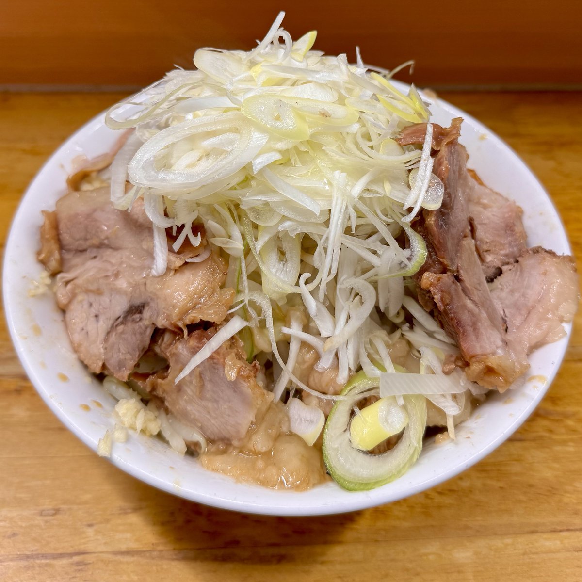 Jiro_diary's tweet photo. 2026.06.19
ラーメン二郎 立川店
ラーメン麺280g豚2枚+冷やし汁なし
+ネギ+生たまご×2

今月2杯目の立川二郎
初遭遇の「冷やし汁なし」とご対麺。

清涼感あるサッパリな仕上がり。

卵は「温」の方が良さが際立つので
「冷」の時は効果イマイチかな…

次の限定にも期待大。 https://t.co/6icfniWWv8
