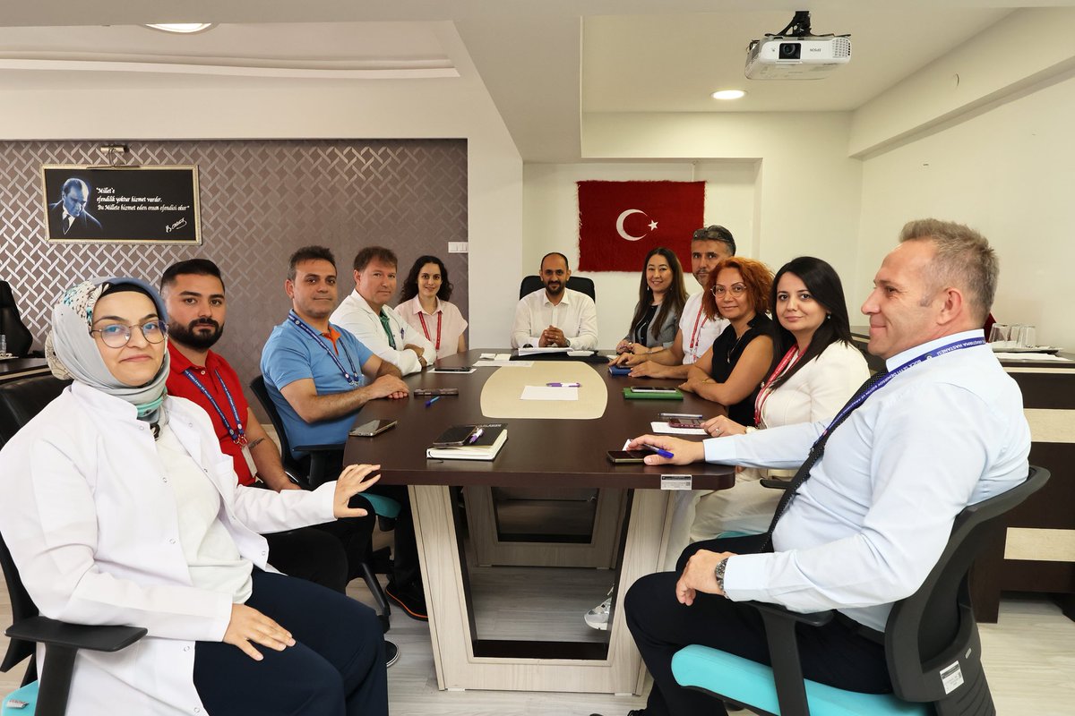 bucasdeah's tweet photo. Başhekimimiz Doç. Dr. Kamil Yamak, Buca Kadın Doğum ve Çocuk Hastalıkları Ek Hizmet Binamızda incelemelerde bulundu.Acil servis, ameliyathane, yoğun bakım ve diğer hizmet alanlarında yürütülen çalışmalar değerlendirildi.Klinik ve ÇEMATEM sorumlularıyla toplantı gerçekleştirildi. https://t.co/01W9UwUX6L